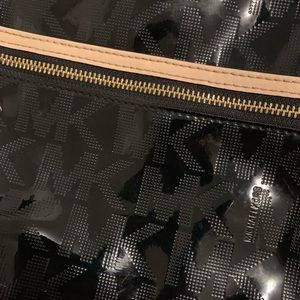 Michael Kors Bags - Michael Kors cross body purse Michael Kors Bags - Michael Kors cross body purse